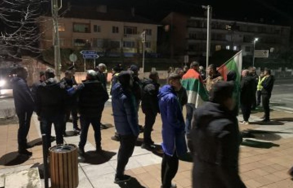 Животновъди от Югозападна България блокираха главния път за Гърция при